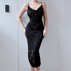 Dunkles Samtkleid mit Vintage-Blättern