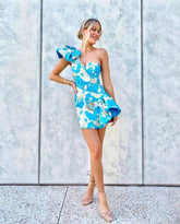 Ärmelloses, figurbetontes Kleid mit V-Ausschnitt und Plissee