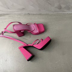 Sandalen mit Knöchelriemen und Absatz