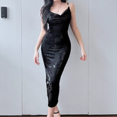 Dunkles Samtkleid mit Vintage-Blättern