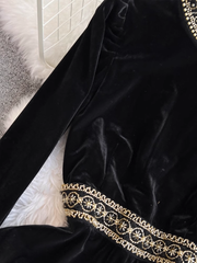 Langärmliges A-Linien-Samtkleid mit Stehkragen