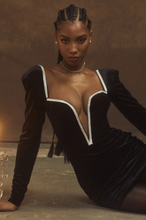 Minikleid mit tiefem Ausschnitt und Kristallen aus Samt