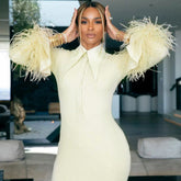 Hochgeschlossenes, langärmliges, figurbetontes Maxikleid mit Federn