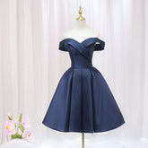 Marineblaues, plissiertes Homecoming-Kleid aus Satin mit schulterfreiem Schnitt