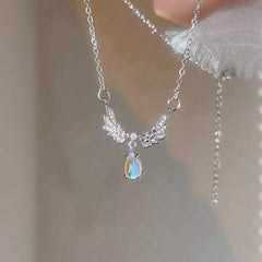 Halskette mit Mondstein-Anhänger und Engelsflügeln