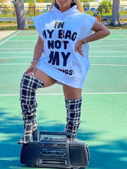 Kleid mit Buchstaben-Print, Tasche und Kapuze