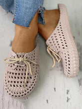 Flache Strandsandalen mit Hohlsaum