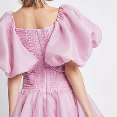Asymmetrisches, ausgestelltes Minikleid mit herzförmigem Ausschnitt und Puffärmeln - Pink