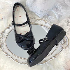 Runde Schuhe mit Herzausschnitt