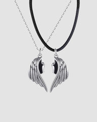 Halskette mit geflügelten Hälften