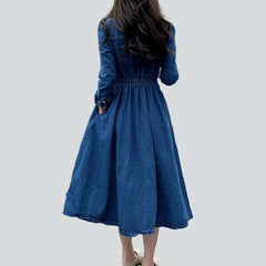 Langärmliges ausgestelltes Jeanskleid