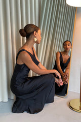 Seidiges, ärmelloses Satin-Maxikleid mit Wasserfallausschnitt und Fischschwanz - Schwarz