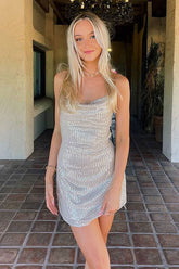 Funkelndes, rückenfreies Minikleid mit überkreuztem Wasserfallausschnitt und Pailletten - Champagner