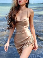 Satinkleid mit ausgehöhltem Rücken