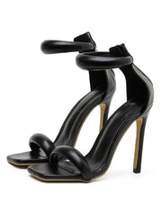 Schlichte Stiletto-Sandalen mit T-Riemen