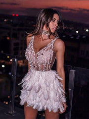 Luxuriöses Abendkleid mit Federn und V-Ausschnitt