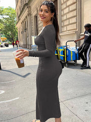 Einfarbiges, schlichtes Kleid mit U-Ausschnitt und langen Ärmeln