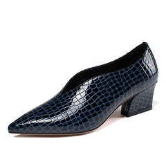 Dua V-Cut Pumps mit Schlangenmuster und klobigem Absatz