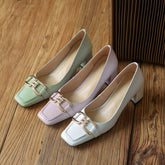 Demi-elegante Slip-on-Pumps mit mittelhohem Absatz und Kette