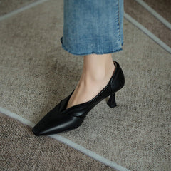 Schwarze Pumps „Gwen“ mit Kitten-Heel-Absatz