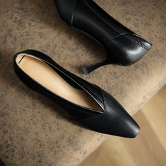 Schwarze Pumps „Gwen“ mit Kitten-Heel-Absatz