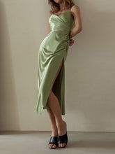 Kleid mit Rüschensaum und Schlitz