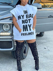 Kleid mit Buchstaben-Print, Tasche und Kapuze