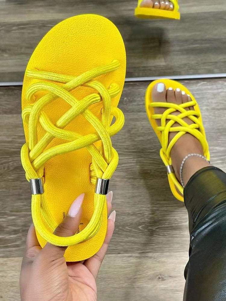 Flache Sandalen mit überkreuztem Seil