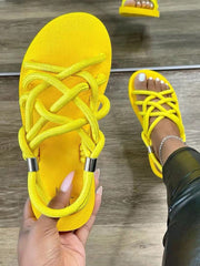 Flache Sandalen mit überkreuztem Seil
