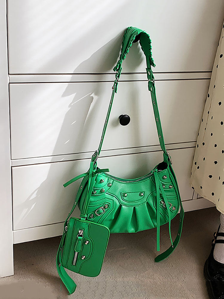 Schultertasche mit Nieten