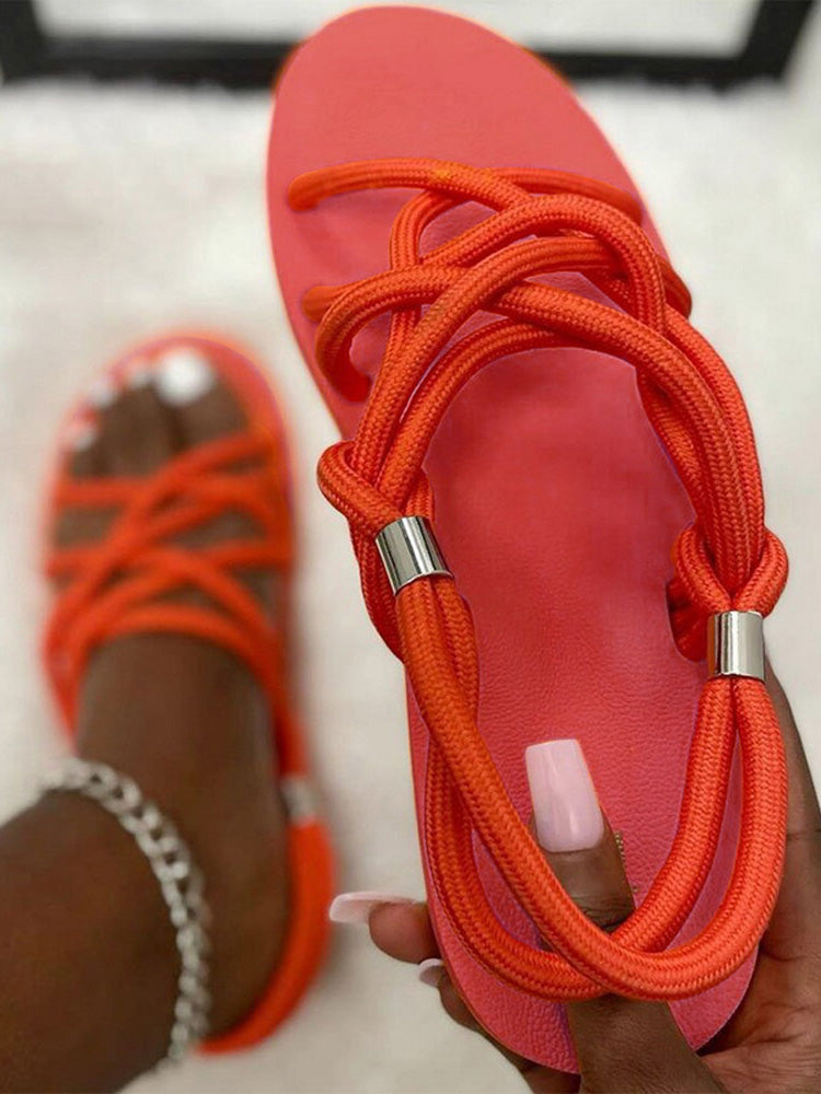 Flache Sandalen mit überkreuztem Seil