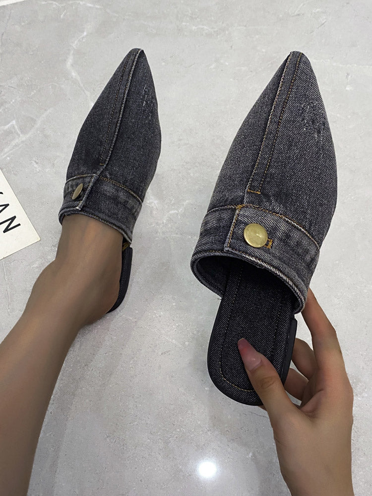 Flache Pantoletten aus Denim mit spitzer Zehenpartie und Knopfdekor