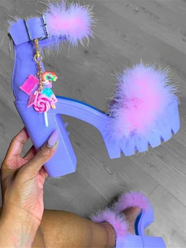 Sandale mit pelzigem Blockabsatz