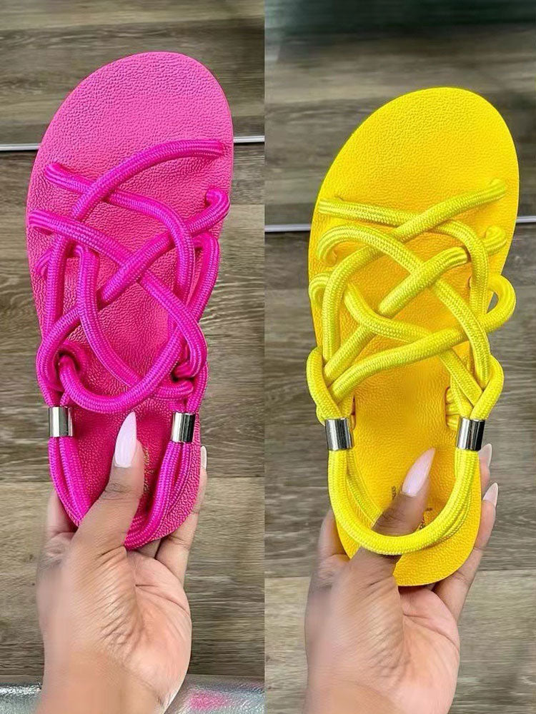 Flache Sandalen mit überkreuztem Seil