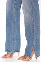 Stella Jeans mit seitlichem Schlitz und geradem Bein - Mittelblaue Waschung