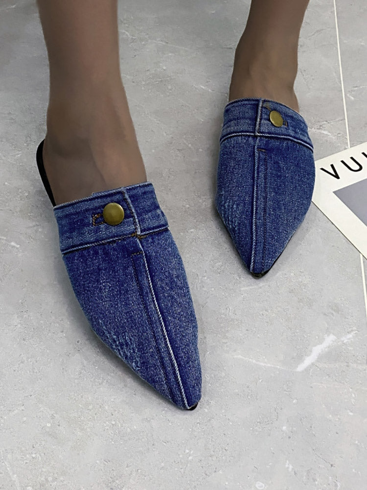 Flache Pantoletten aus Denim mit spitzer Zehenpartie und Knopfdekor