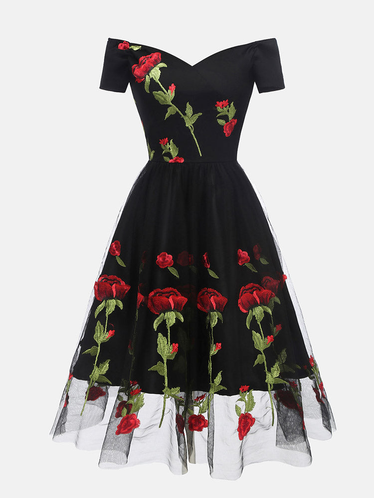 Partykleid aus Netzstoff mit Rosenstickerei