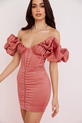 Trägerloses Kleid aus Satin mit Rüschen in Rosa