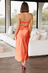 Ärmelloses Seidenkleid mit halb offenem Rücken