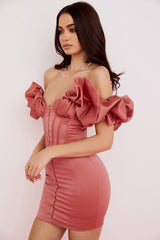 Trägerloses Kleid aus Satin mit Rüschen in Rosa