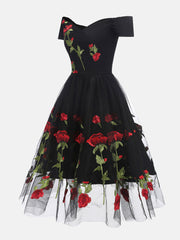 Partykleid aus Netzstoff mit Rosenstickerei