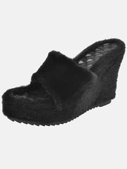 Flauschige Sandalen mit Keilabsatz