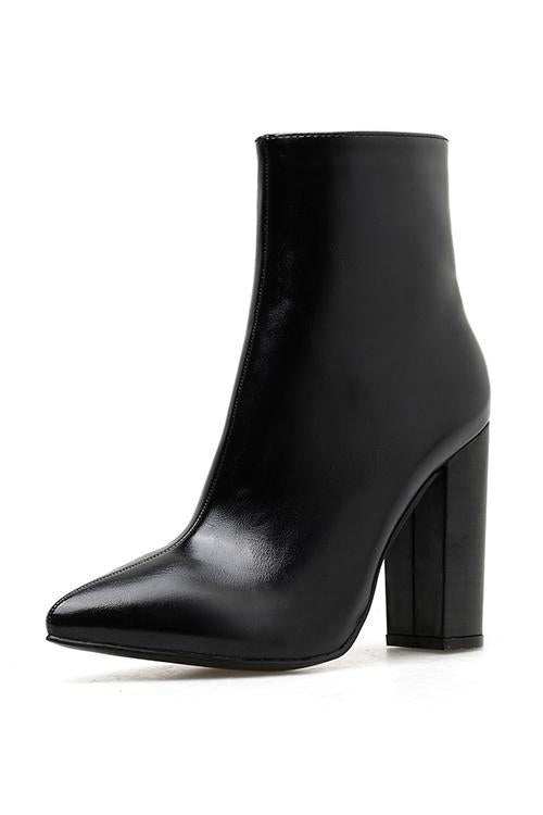 Stiefel mit spitzer Zehenpartie und hohem Absatz