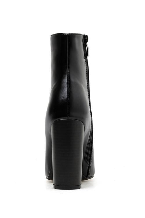 Stiefel mit spitzer Zehenpartie und hohem Absatz