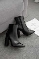 Stiefel mit spitzer Zehenpartie und hohem Absatz