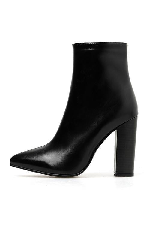 Stiefel mit spitzer Zehenpartie und hohem Absatz