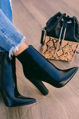 Stiefel mit spitzer Zehenpartie und hohem Absatz
