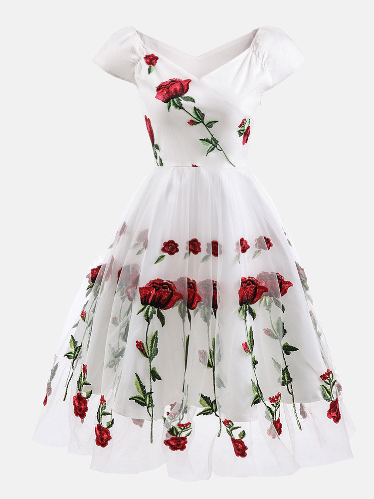 Partykleid aus Netzstoff mit Rosenstickerei