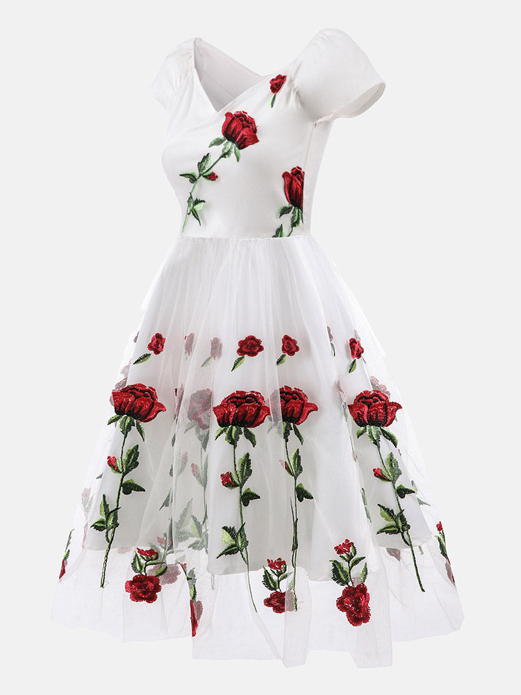 Partykleid aus Netzstoff mit Rosenstickerei
