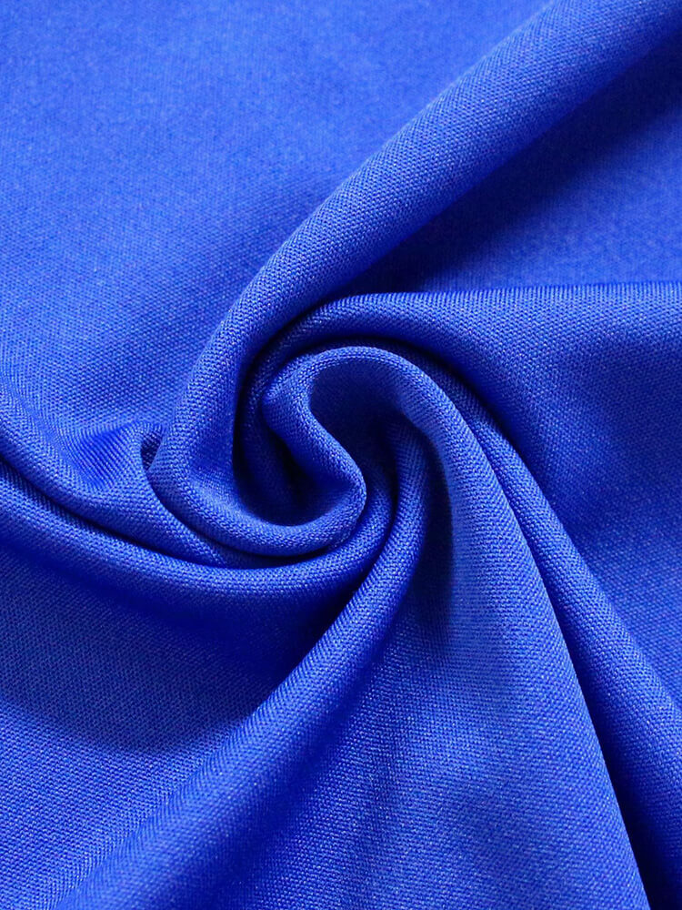 Langärmliges, figurbetontes Midikleid in Übergröße